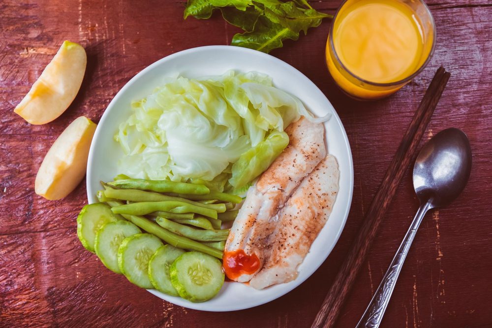 蒸した野菜と魚のやさしい和食プレート